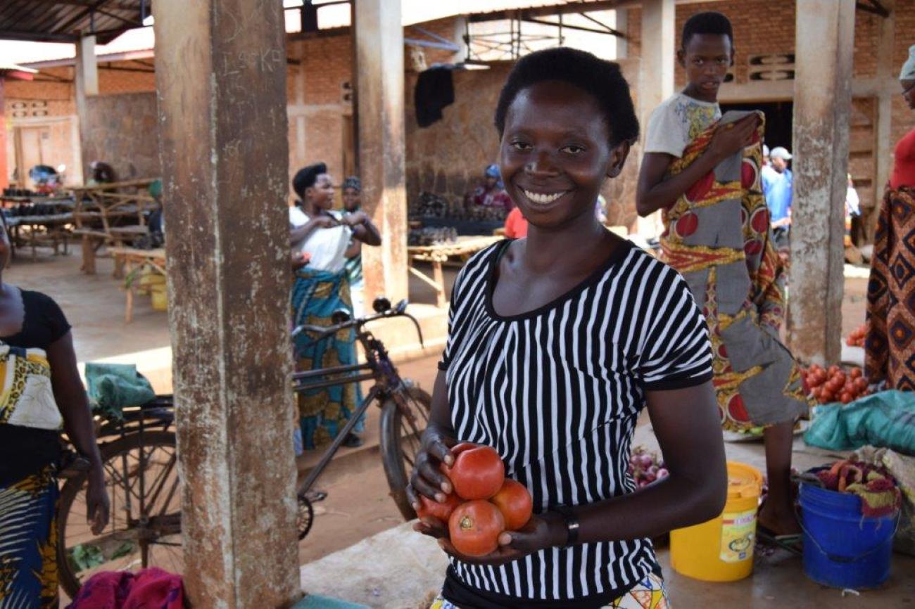 Une femme burundaise rapatriée vendant des tomates au marché de Kayogoro 