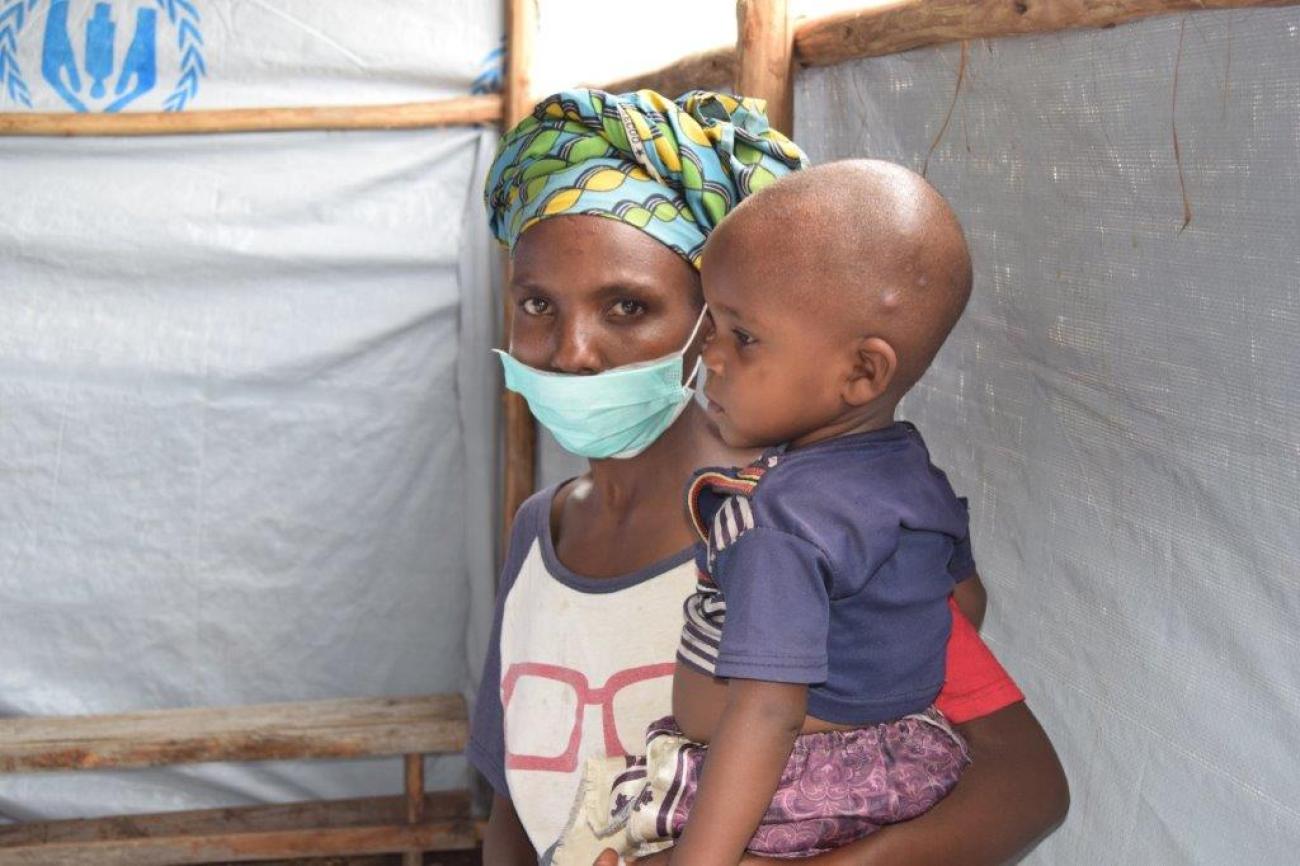 Une femme burundaise rapatriée avec son enfant au centre de transit de Gatumba