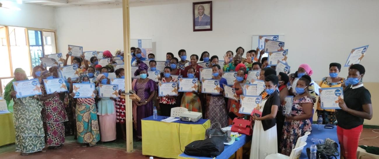 Le PNUD remet des chèques cadeaux aux femmes exerçant le commerce transfrontalier pour leur permettre de reprendre leurs activités.