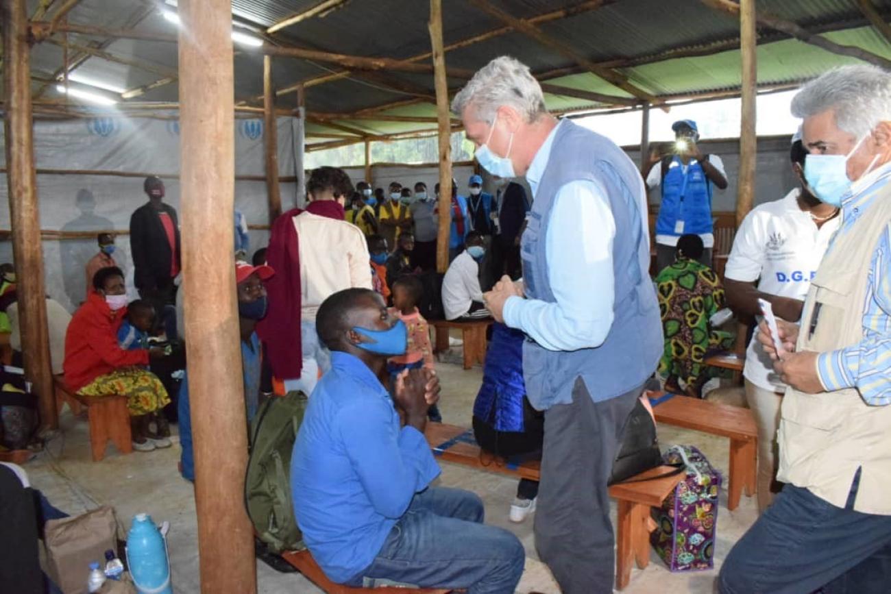 Le chef du HCR en visite au Burundi rencontre les refugies.