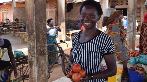 Une femme burundaise rapatriée vendant des tomates au marché de Kayogoro 