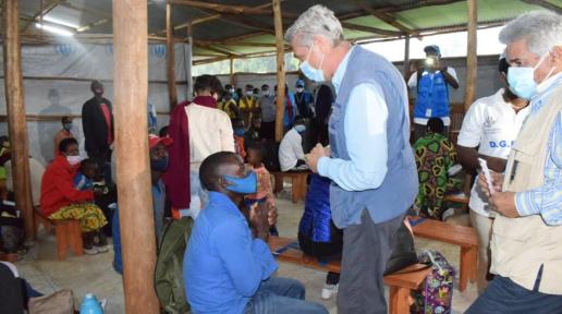 Le chef du HCR en visite au Burundi rencontre les refugies.